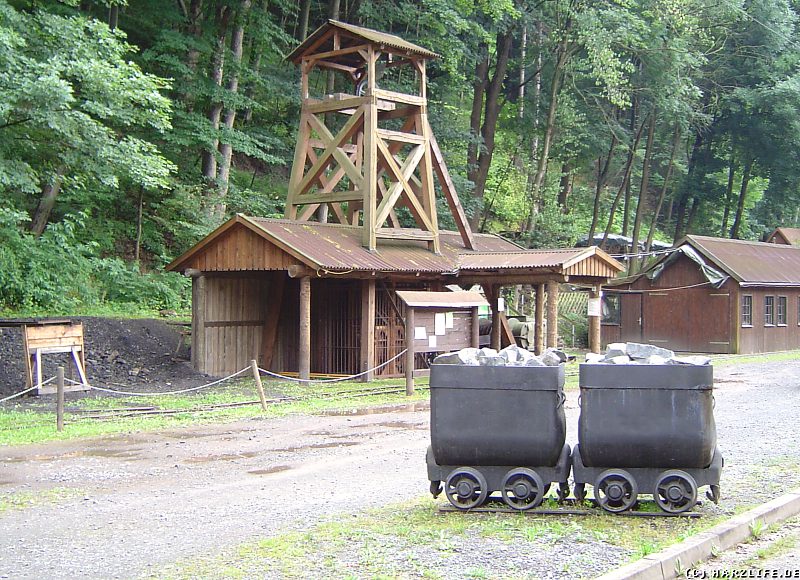 Rekonstruierter Förderturm am Eingang zum Rabensteiner Stollen