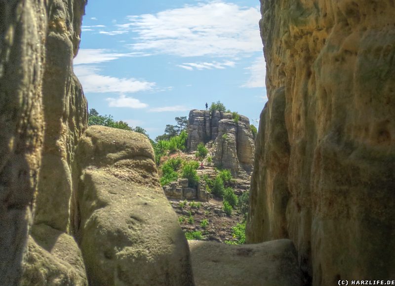 Blick durch eine Felsspalte des Fünffingerfelsens zum Klusfelsen