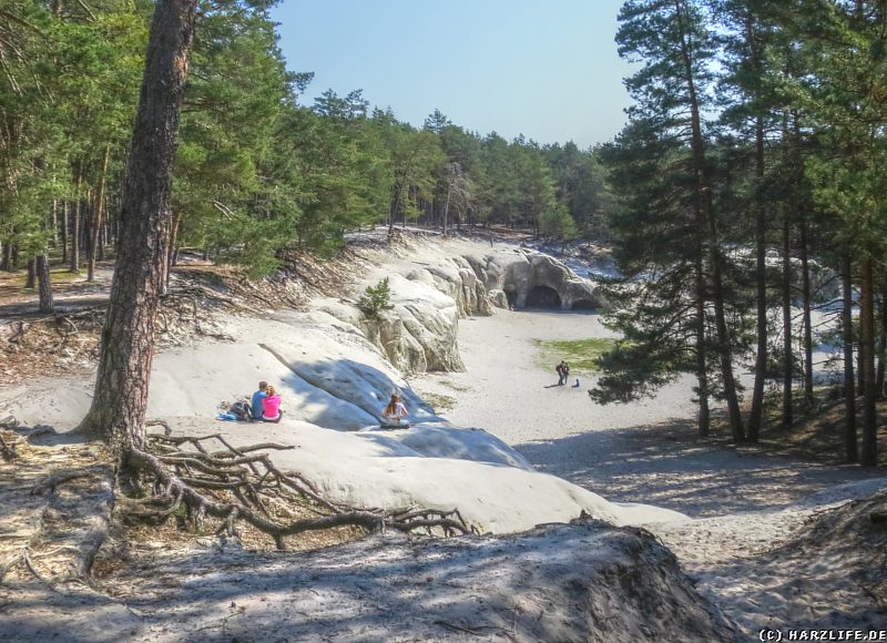 Wanderziel und Picknick-Gelände - Die Großen Sandhöhlen im Heers