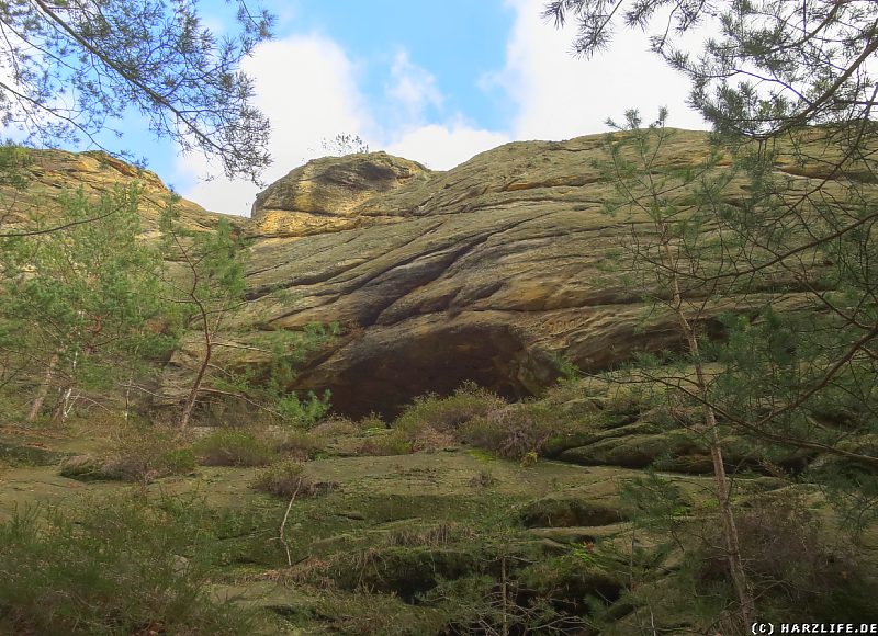 Steilwand mit Höhle am Großen Papenberg