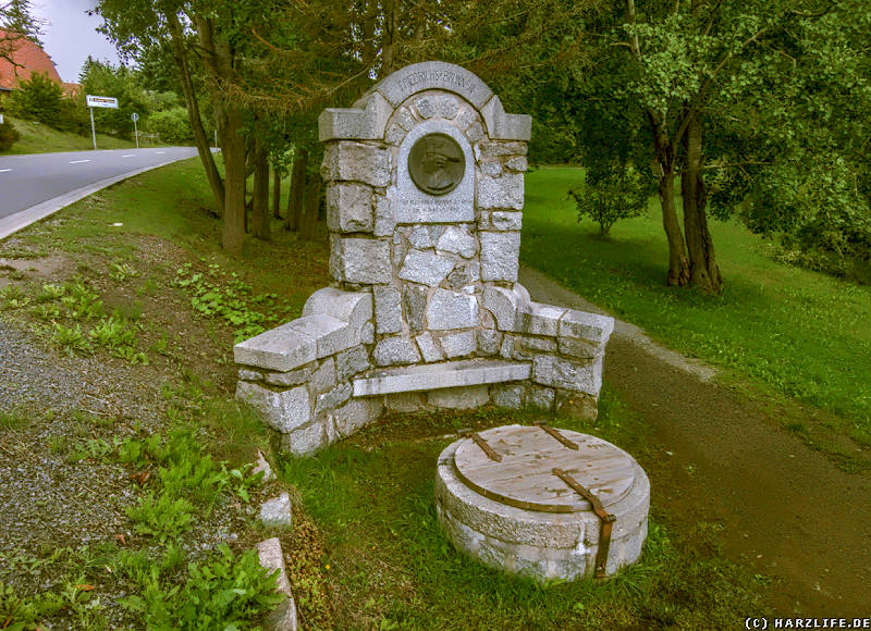 Der im Jahre 1925 errichtete Friedrichsbrunnen steht am Standort des Rastplatzes des preußischen Königs Friedrich der Große