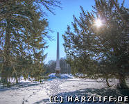 Winterlandschaft mit Obelisk