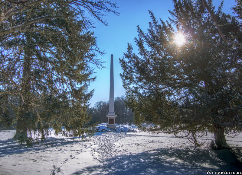 Winterlandschaft mit Obelisk