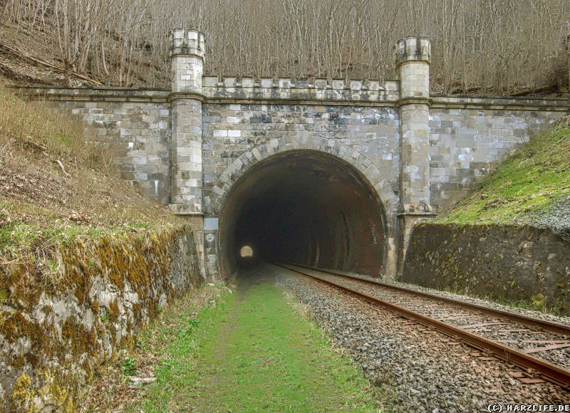 Das Tunnelportal des Eisenbahntunnels durch das Himmelreich
