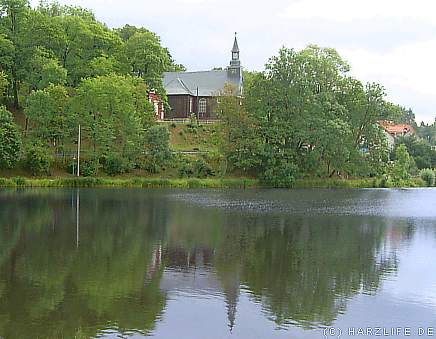 Blick über den Stieger See zur Kirche