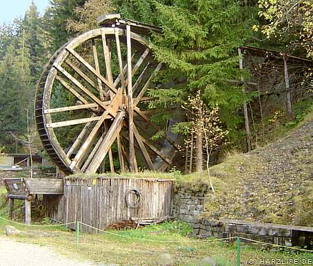 Das rekonstruierte Wasserrad des Bergbaumuseums