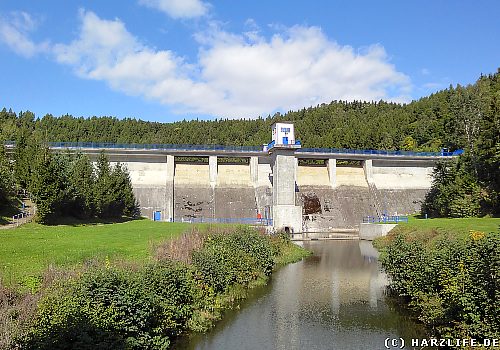 Blick auf die Staumauer der Wippertalsperre - im Vordergrund die Wipper