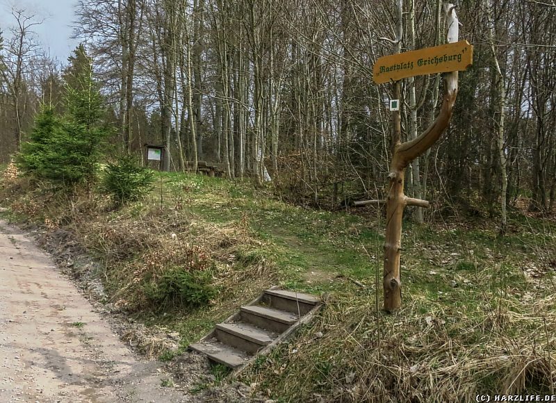 Der Abzweig vom Wanderweg zum Rastplatz und zur Burgruine Erichsburg