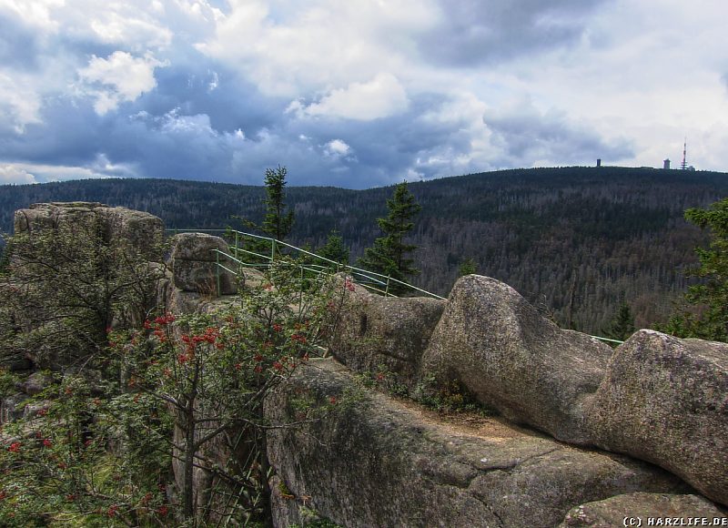 Blick über die Große Zeterklippe zum Brocken