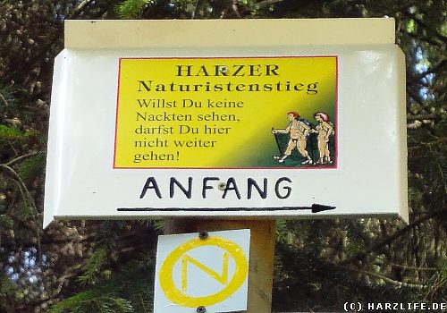 Hinweisschild Nacktwanderweg