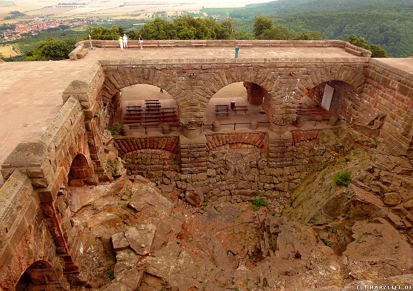 Kyffhäuserdenkmal - Schöne Aussicht auf den Barbarossahof und den Ort Tilleda