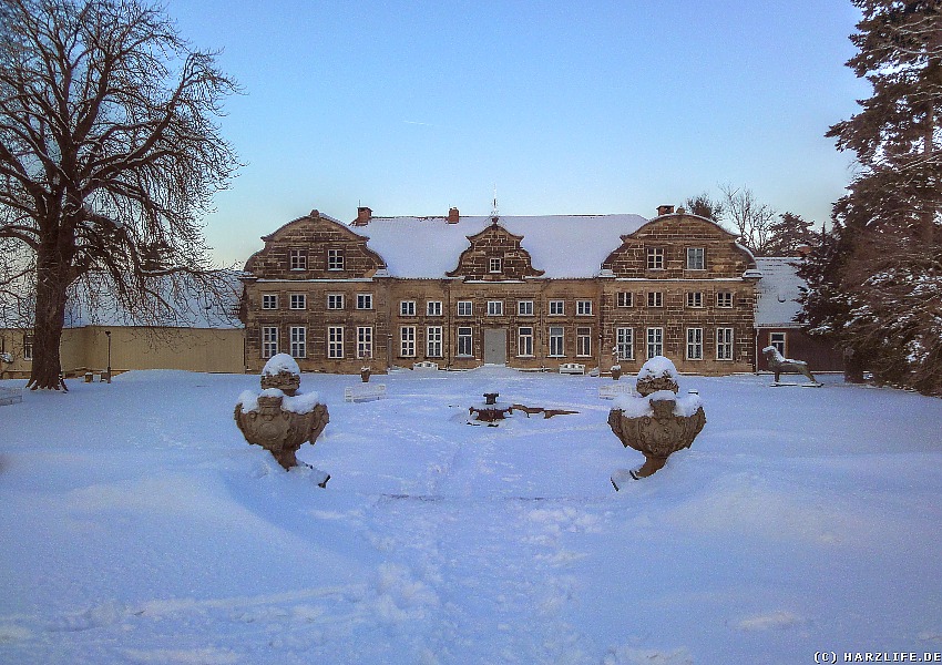 Winterliches Kleines Schloß mit Schloßgarten