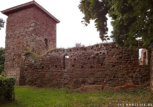 Burgruine Kelbra - Bergfried mit Mauerresten des Palas Burgruine Kelbra