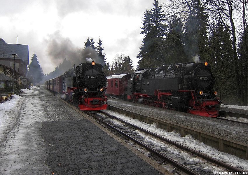 Zwei Züge mit Dampflokomotiven im Bahnhof von Drei Annen Hohne