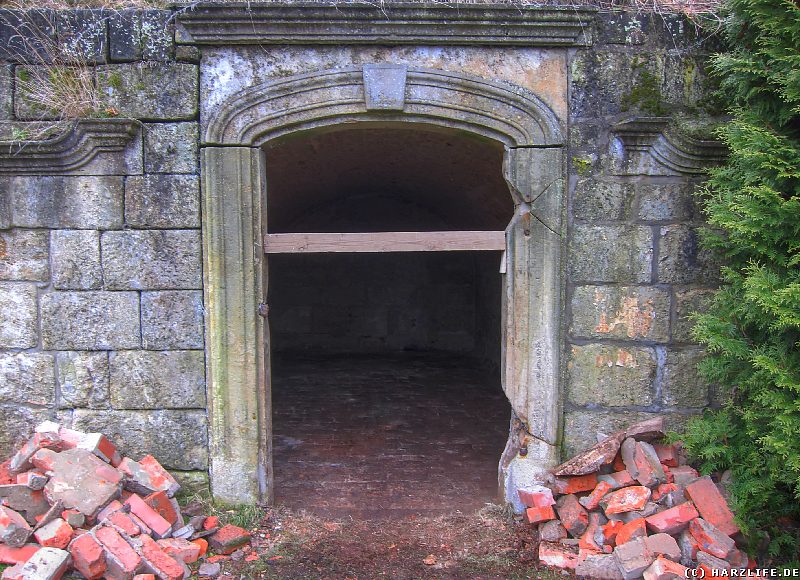 Leere Gruft auf dem Wiperti-Friedhof in Quedlinburg