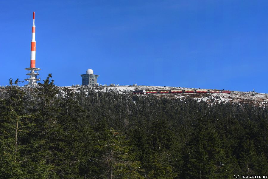 Der Brockengipfel mit der fahrenden Brockenbahn