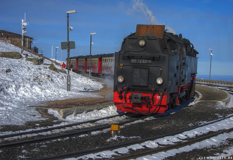 Die Brockenbahn wartet auf das Abfahrtssignal