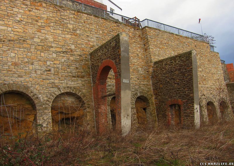 Mächtige Stützmauern am Münzenberg in Quedlinburg