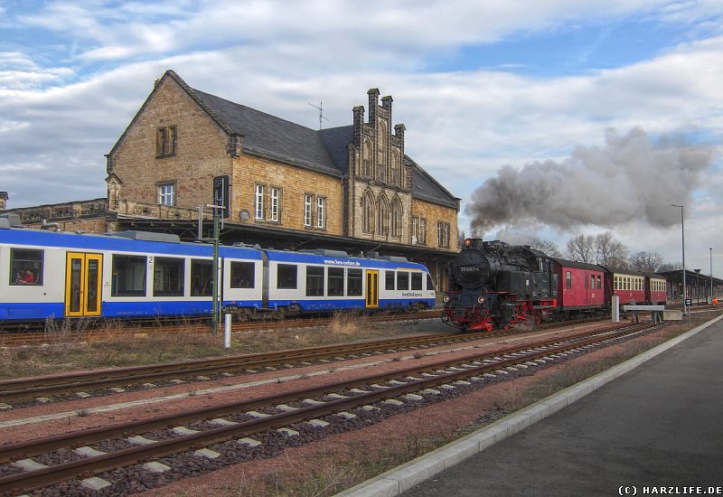 Ausfahrt der Selketalbahn und des Harz-Elbe-Express aus dem Bahnhof Quedlinburg