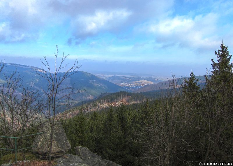 Blick von den Kästeklippen auf Oker und ins Harzvorland