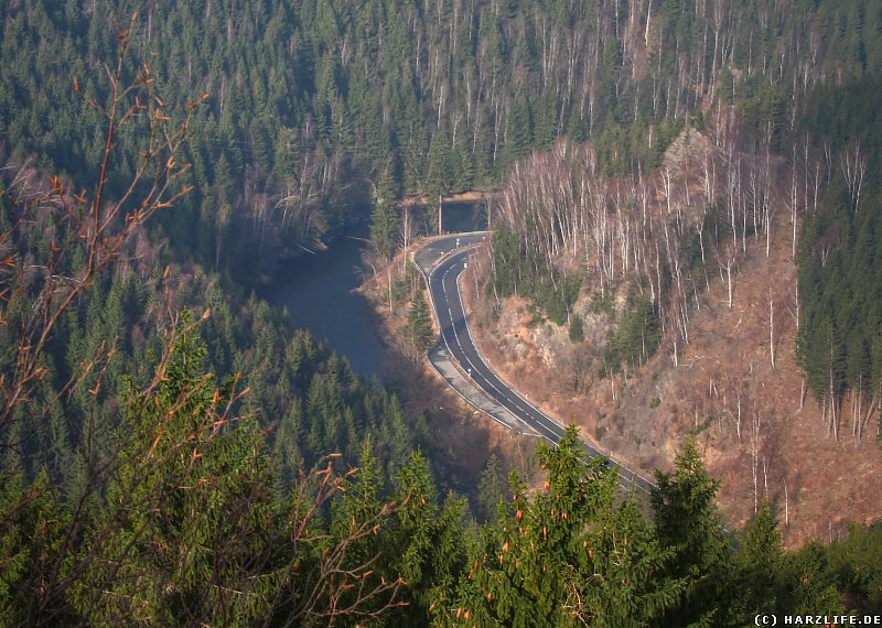 Blick in das Okertal mit Bundesstraße und Ausgleichsbecken der Talsperre