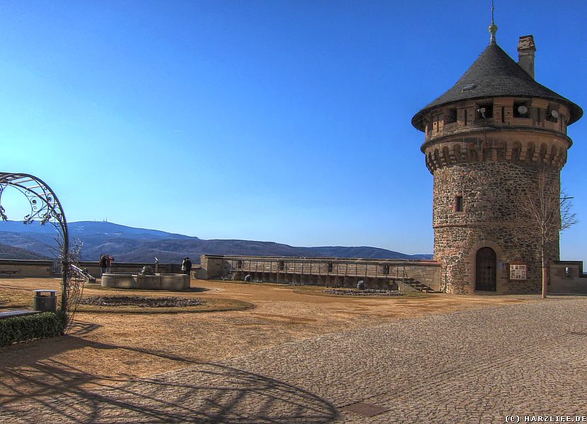 Die Schloßterrasse mit Wachturm und Brockenblick