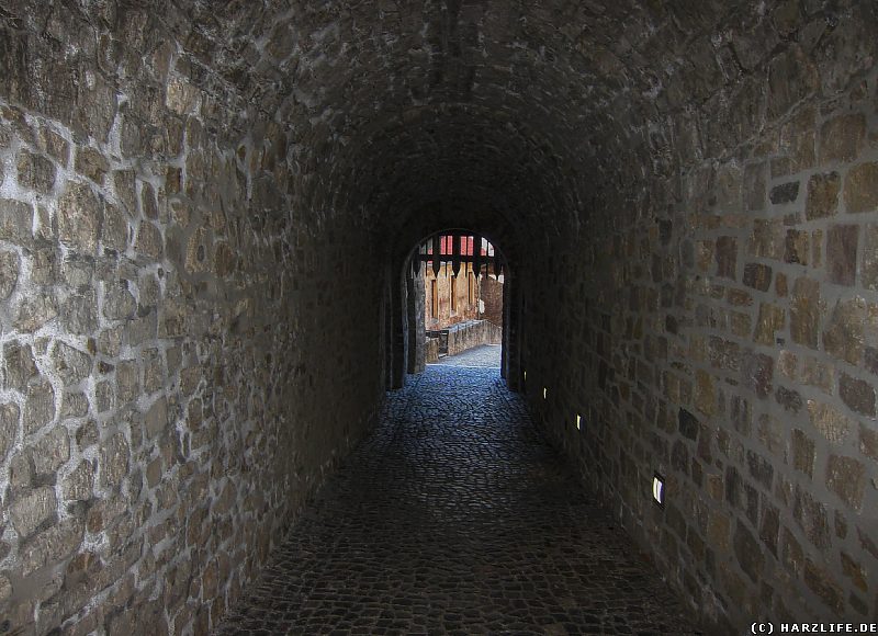 Der Tunneldurchgang unter der Schloßterrasse