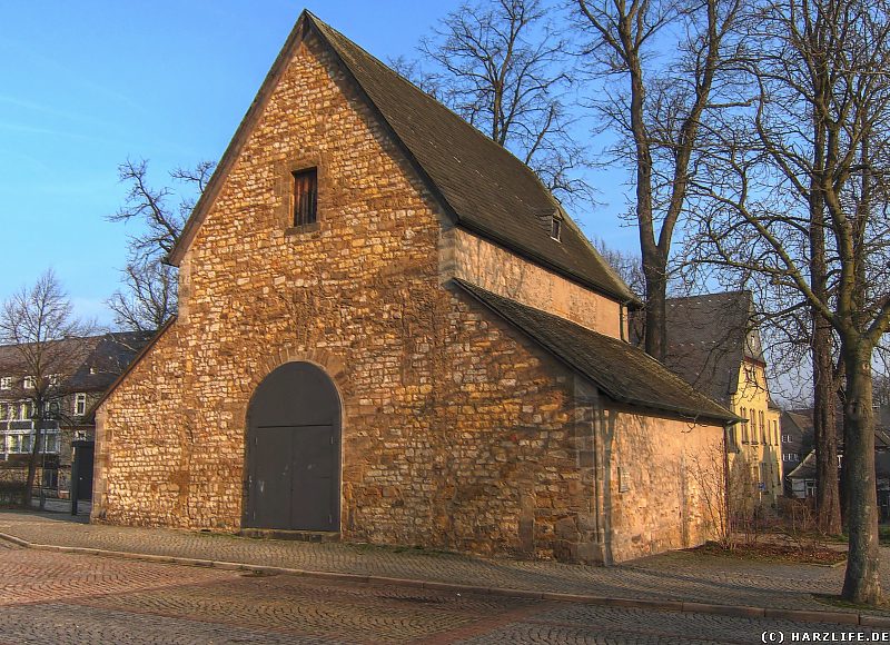 Blick vom Parkplatz auf die Rückseite der Domvorhalle