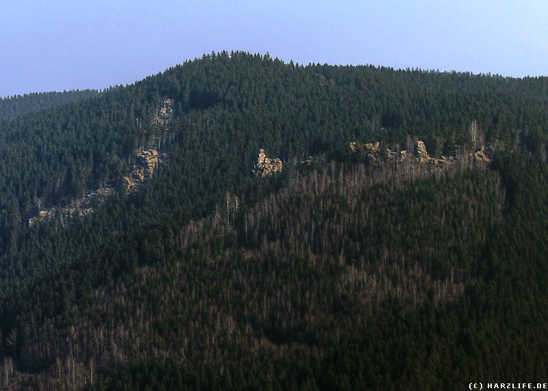 Blick auf verschiedene Granitklippen über dem Okertal