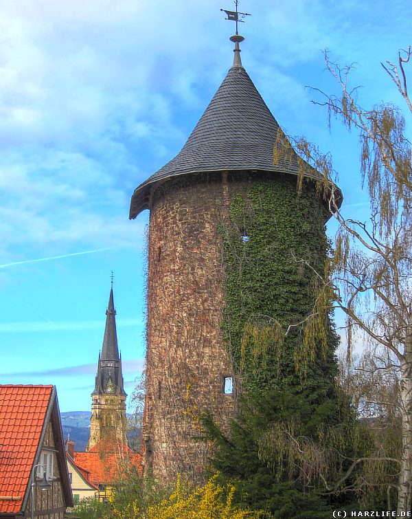 Bilder von der Stadtmauer in Wernigerode - Vorwerkturm und Kirchturm der Liebfrauenkirche