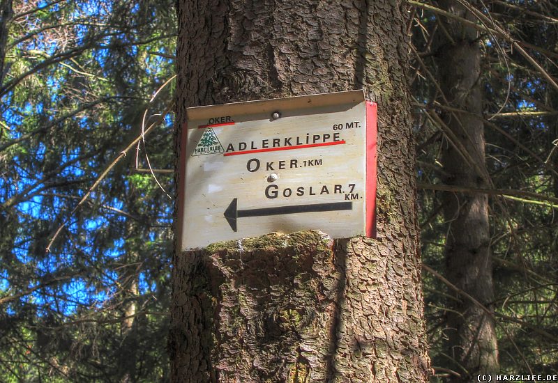 Ein alter Wegweiser zur Adlerklippe im Okertal