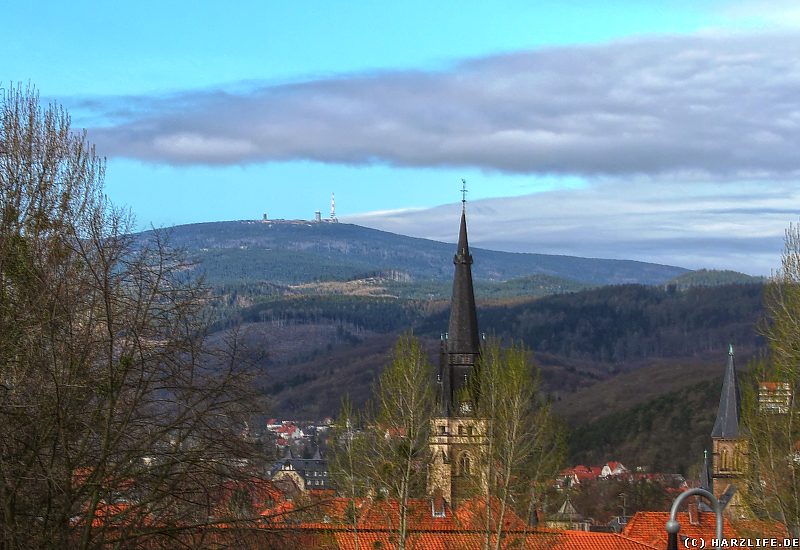 Der Turm der Liebfrauenkirche in Wernigerode mit Brockenblick