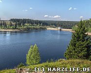 Blick über den Eckerstausee auf die Staumauer