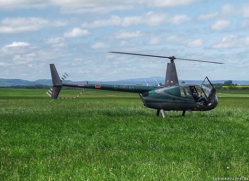 Flugplatz Ballenstedt - Hubschrauber mit Brocken im Hintergrund