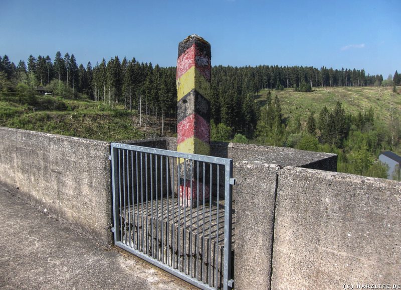 Der Grenzstein auf dem Eckerstaudamm