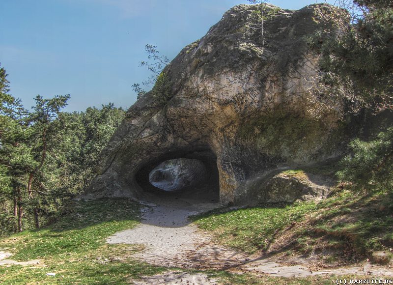 Eine Felsenhöhle am Hamburger Wappen