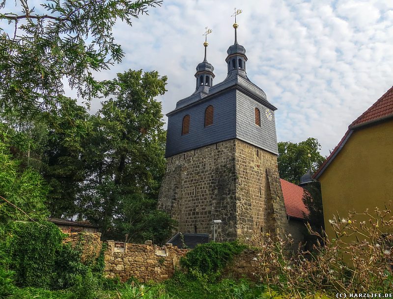 Der massive Kirchturm der St.-Stephani-Kirche in Westerhausen