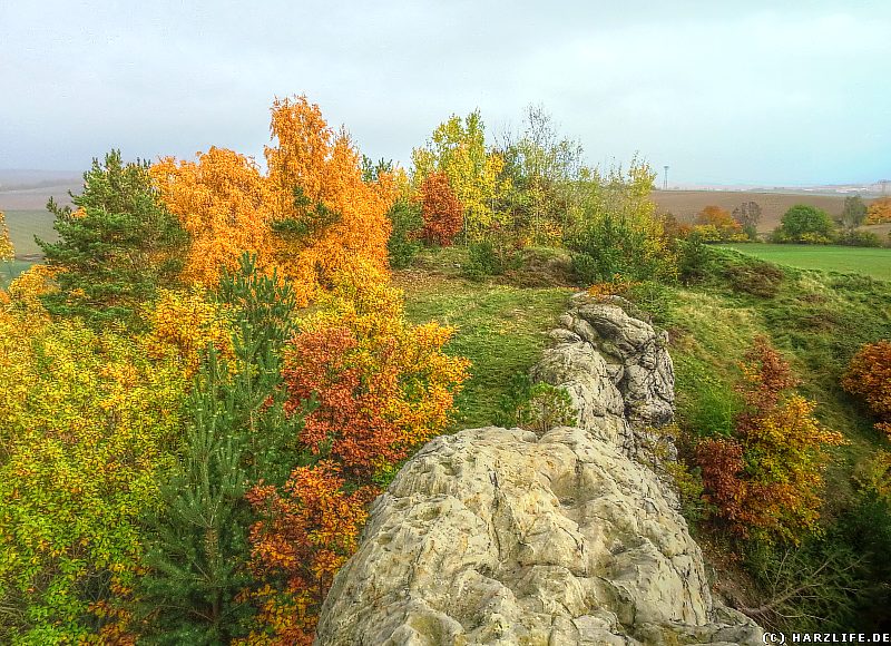 Das Burgareal der Kuxburg an einem stimmungsvollen Herbsttag