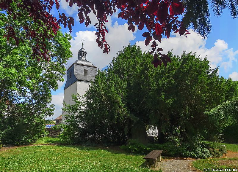 Eine kleine Parkanlage an der Kirche