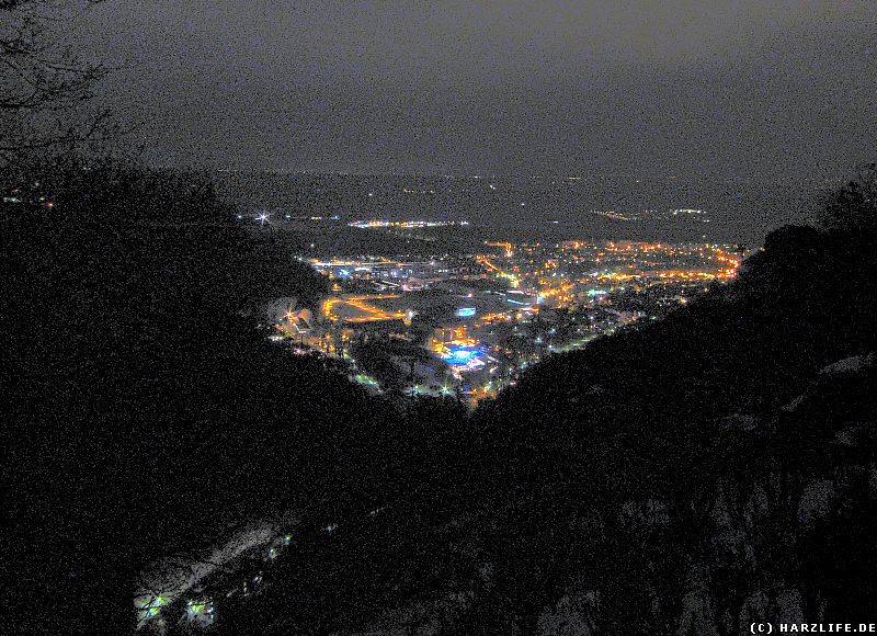 Aussicht bei Nacht vom Hexentanzplatz auf die Stadt Thale