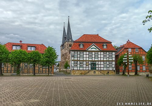 Rathaus von Derenburg, im Hintergrund die Türme von St. Trinitatis