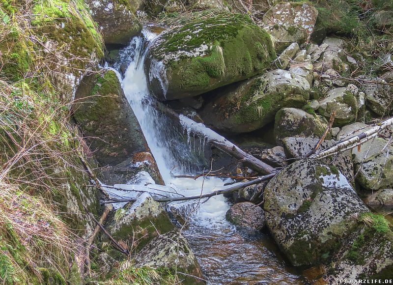 Kleiner Wasserfall im Tal der Holtemme