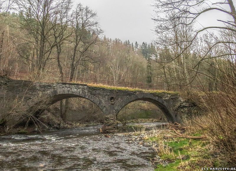 Die ehemalige Eisenbahnbrücke über die Bode