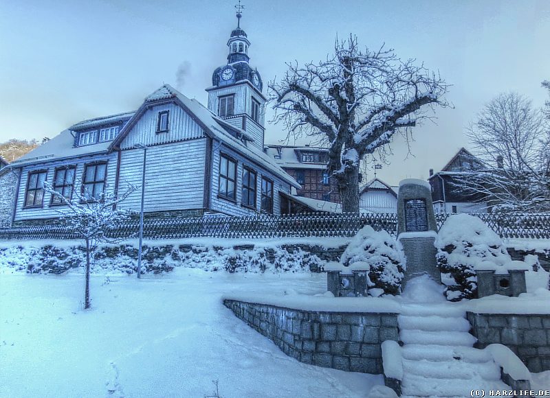 Ehemalige Schule und Kriegerdenkmal im Winter