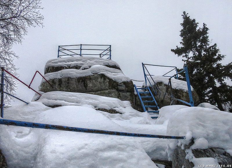 Der schneebedeckte Gipfel der nördlichen Schnarcherklippe