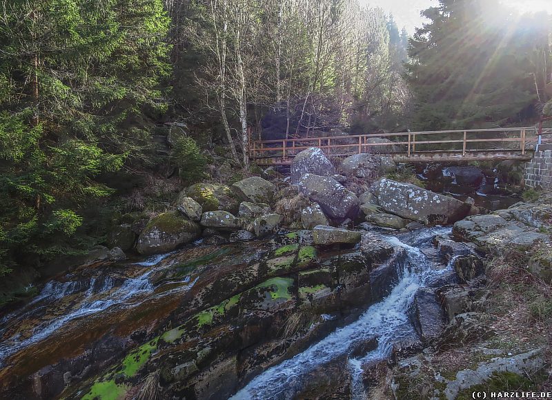 Steinerne Renne mit Brücke unterhalb des Wasserfalls