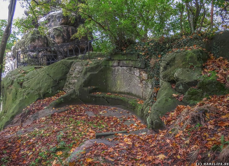 Eine uralte steinerne Sitzbank am Klusfelsen