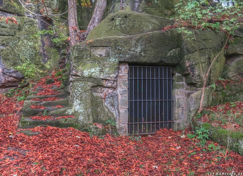 Vergitterter Kellerraum am Fuße des Klusfelsens