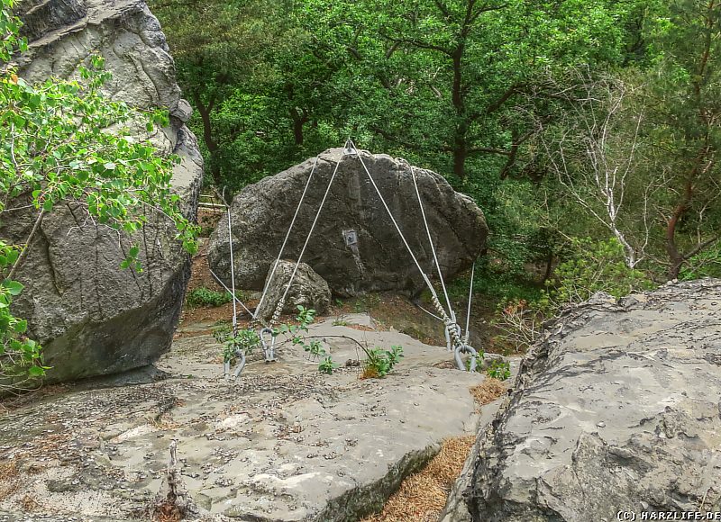 Ein gesicherter Felsbrocken an der Teufelsmauer